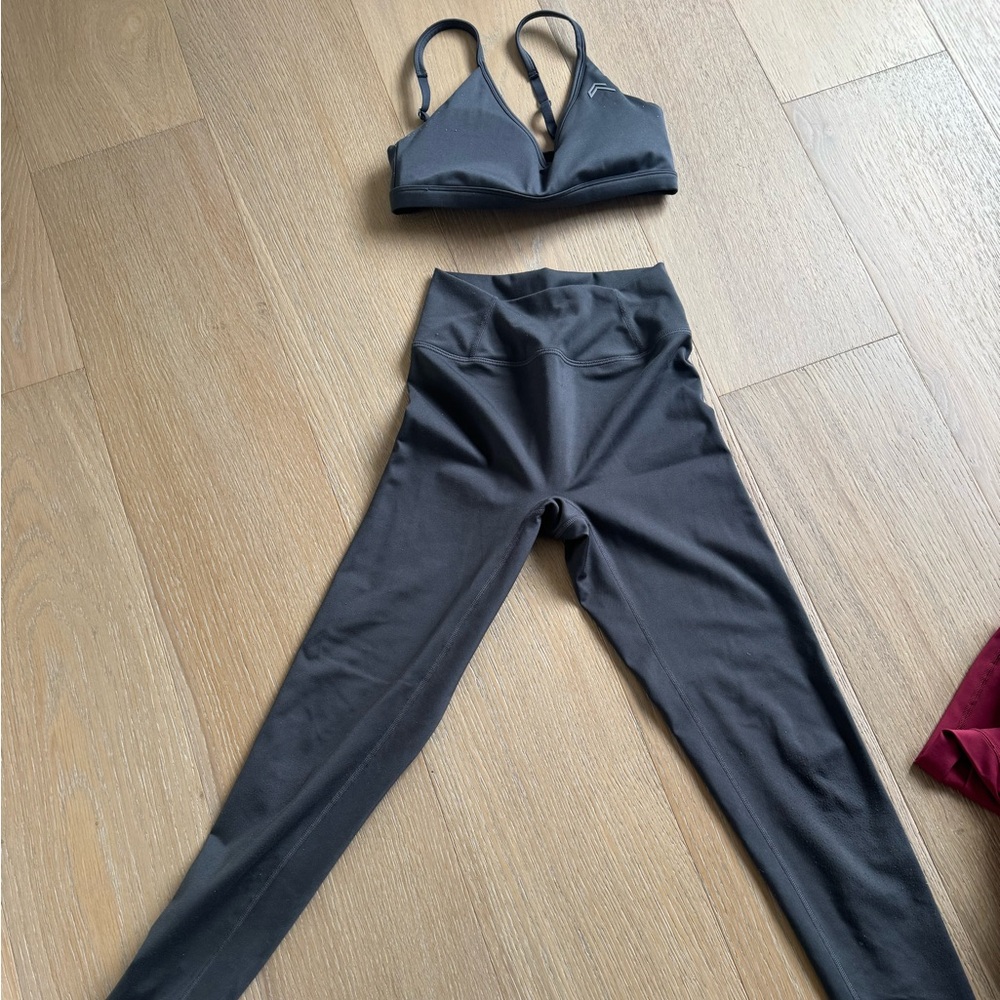 High-Waist grey Active Leggings and sports bra